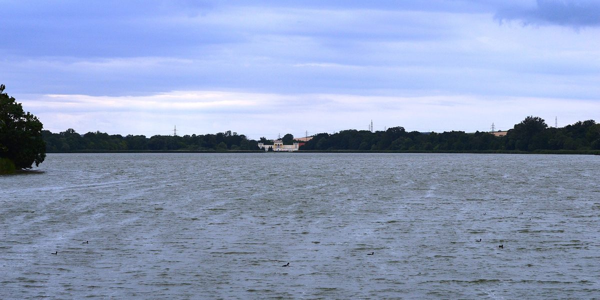 Hlohovecký rybník — v hrázi vlevo sedí řopík 6/54/A-180, nejfotogeničtější LO vz. 37 oblasti. Foto: Herbert Frank / Wikimedia (CC BY 2.0)