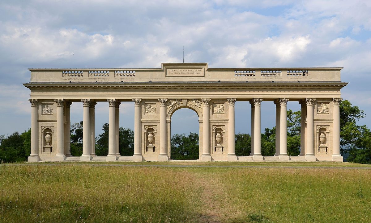 Kolonáda Rajstna (1817) — klasicistní dominanta nad Valticemi s výhledem na Pálavu a Rakousko. Foto: Pudelek / Wikimedia (CC BY-SA 3.0)