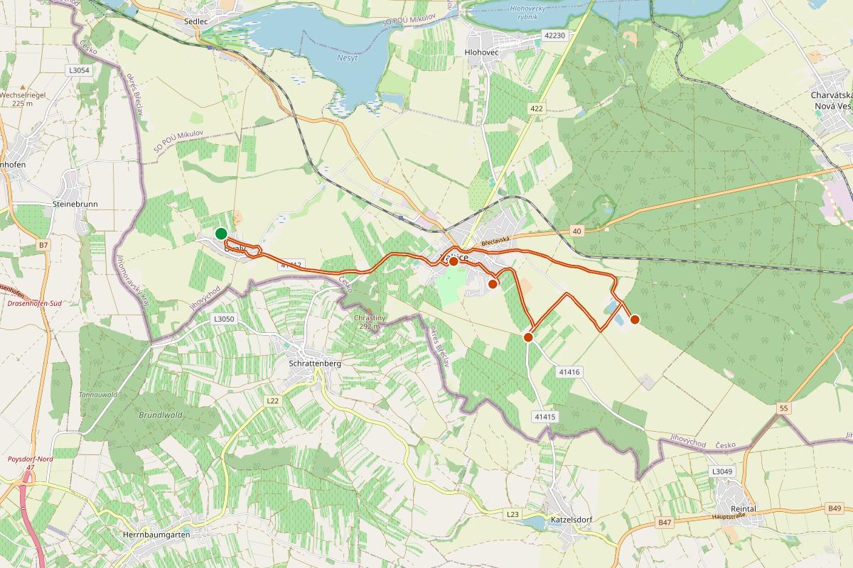 Cyklovýlet 1 — 19,7 km okruh z Úval přes Valtice a Boří les. Zelený puntík = start/cíl, oranžové body = zastavení. Podklad: © OpenStreetMap contributors.