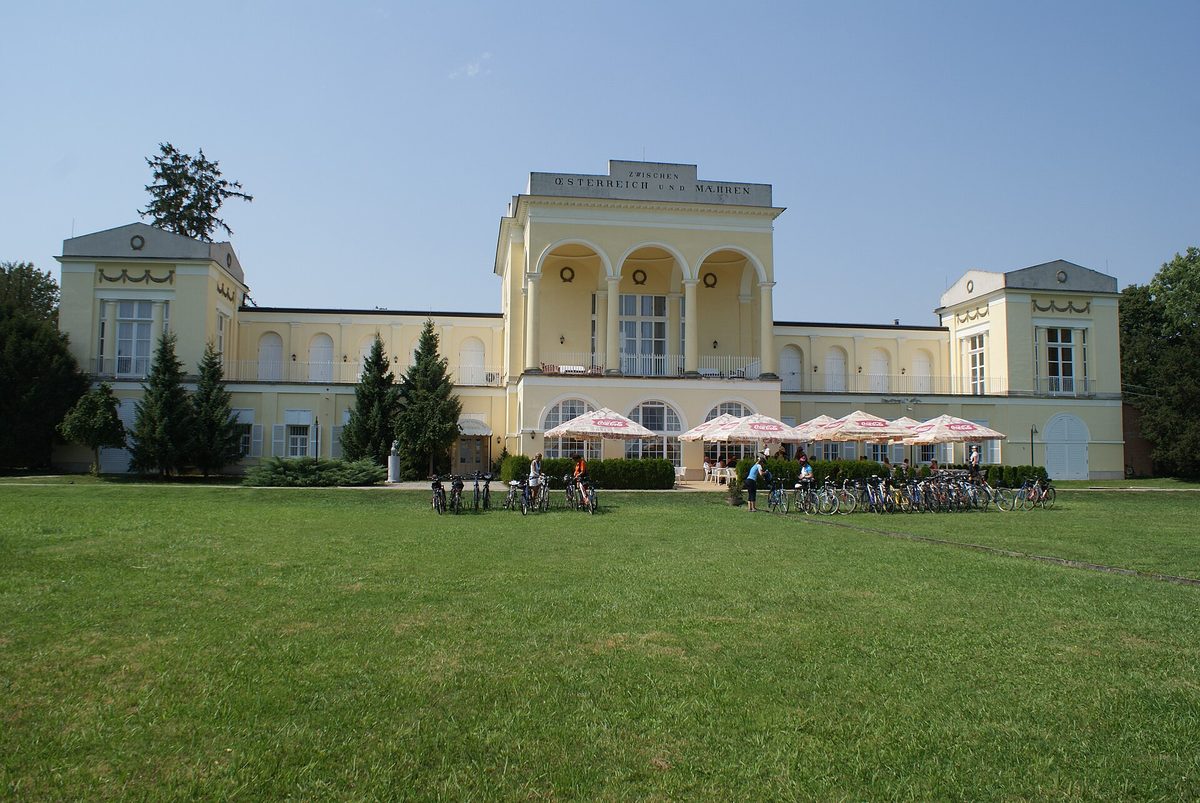Zámek Lednice — novogotická přestavba 1846–58, od 1996 UNESCO. Foto: Pudelek / Wikimedia (CC BY-SA 4.0)