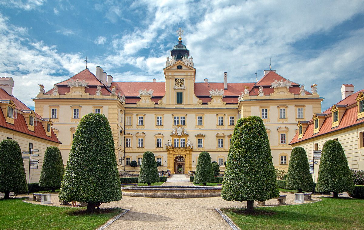 Zámek Valtice — hlavní rezidence knížat Liechtensteinů do roku 1945. Foto: VitVit / Wikimedia (CC BY-SA 4.0)
