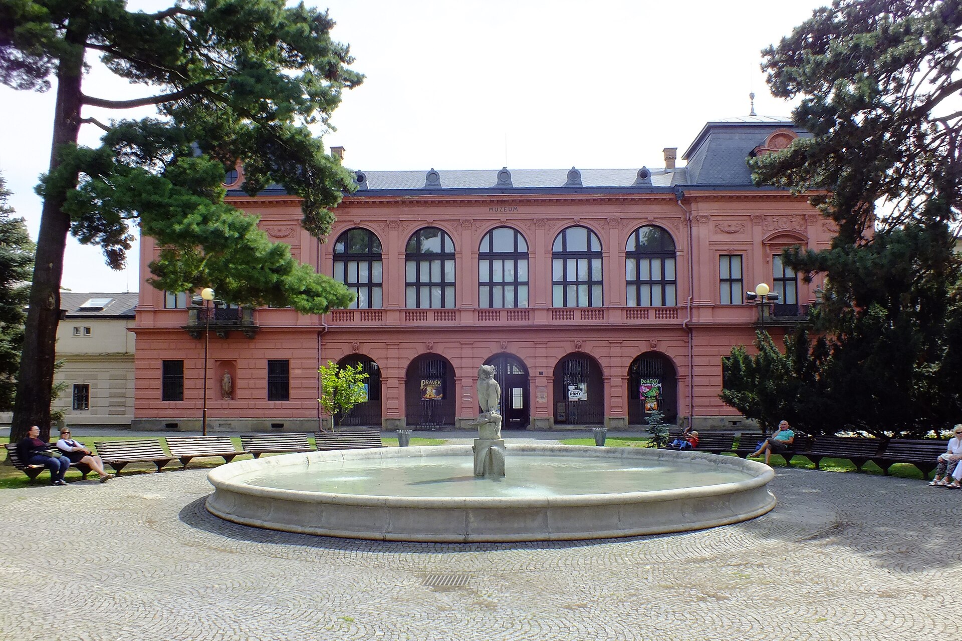 Městské muzeum Šumperk — budova Pavlínina dvora, sídlo Vlastivědného muzea s expozicí čs. opevnění