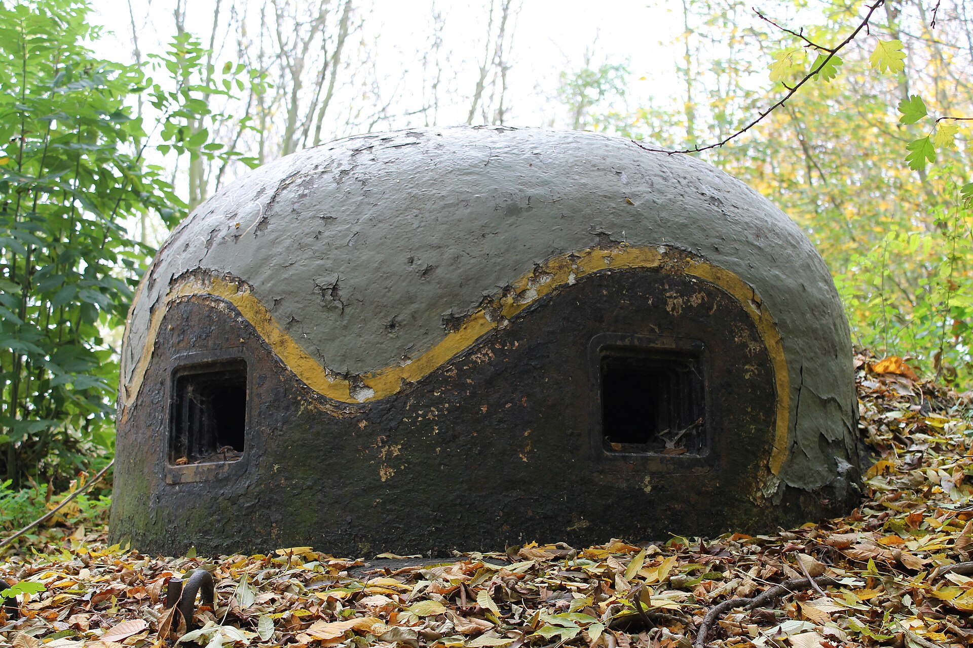 Rekonstruovaný interiér řopíku — střelecká místnost s lafetou M a těžkým kulometem