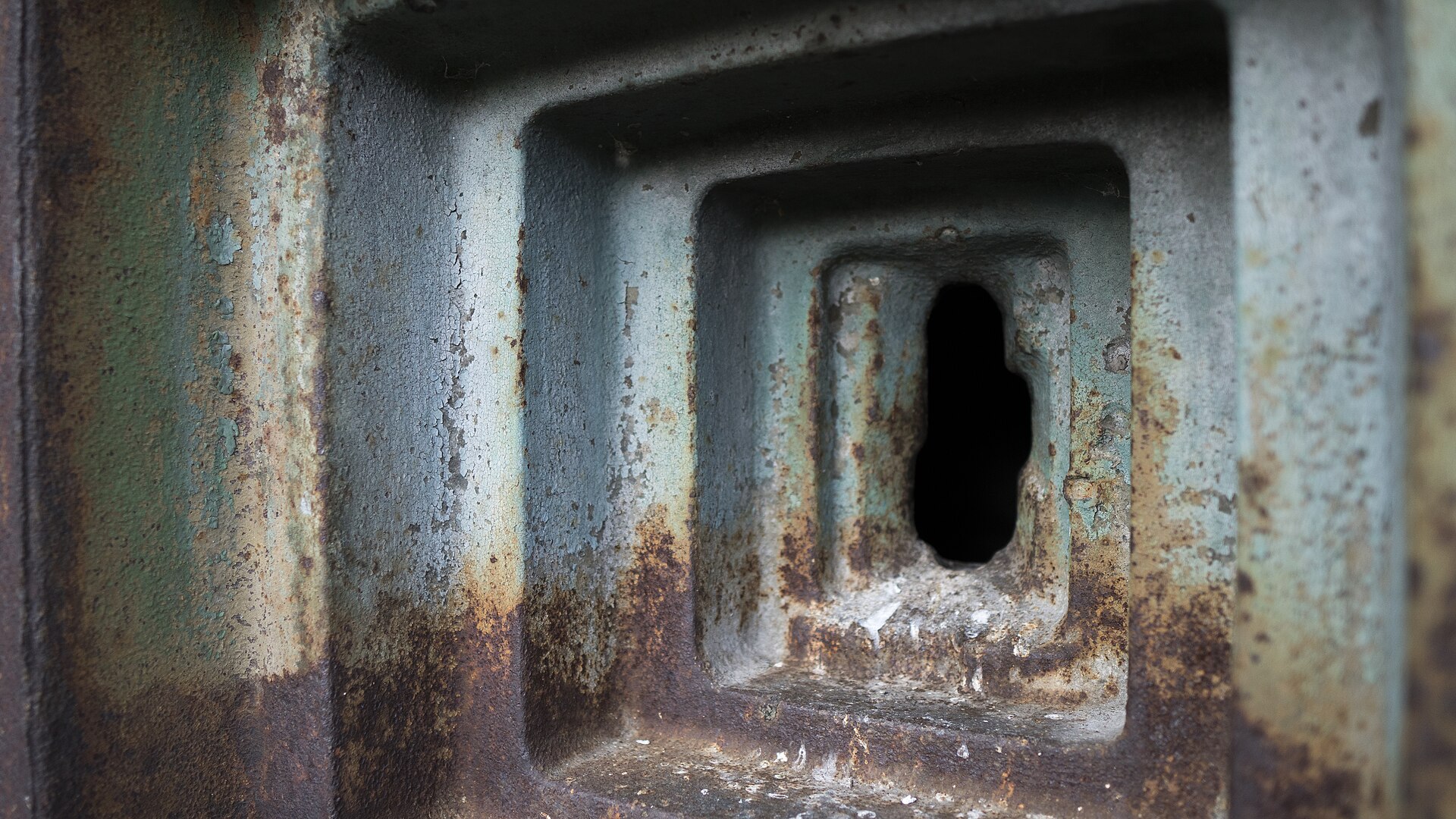 Detail boční střílny řopíku s ocelolitinovou vložkou pro lafetovaný kulomet