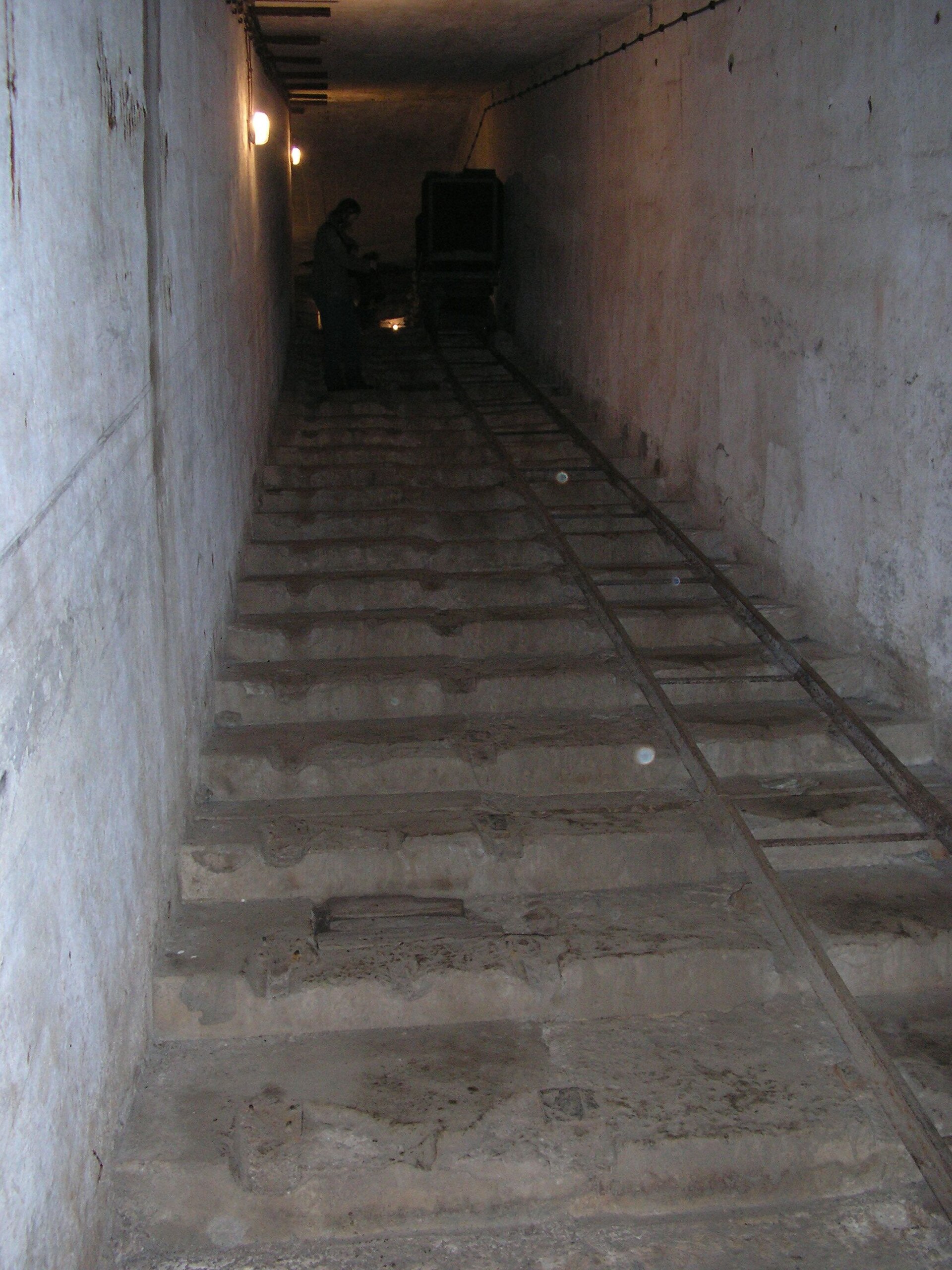 Pozorovací zvon na srubu K-S 22a „Krok" (tvrz Bouda) — detail svářeného kotvení s betonovou konstrukcí