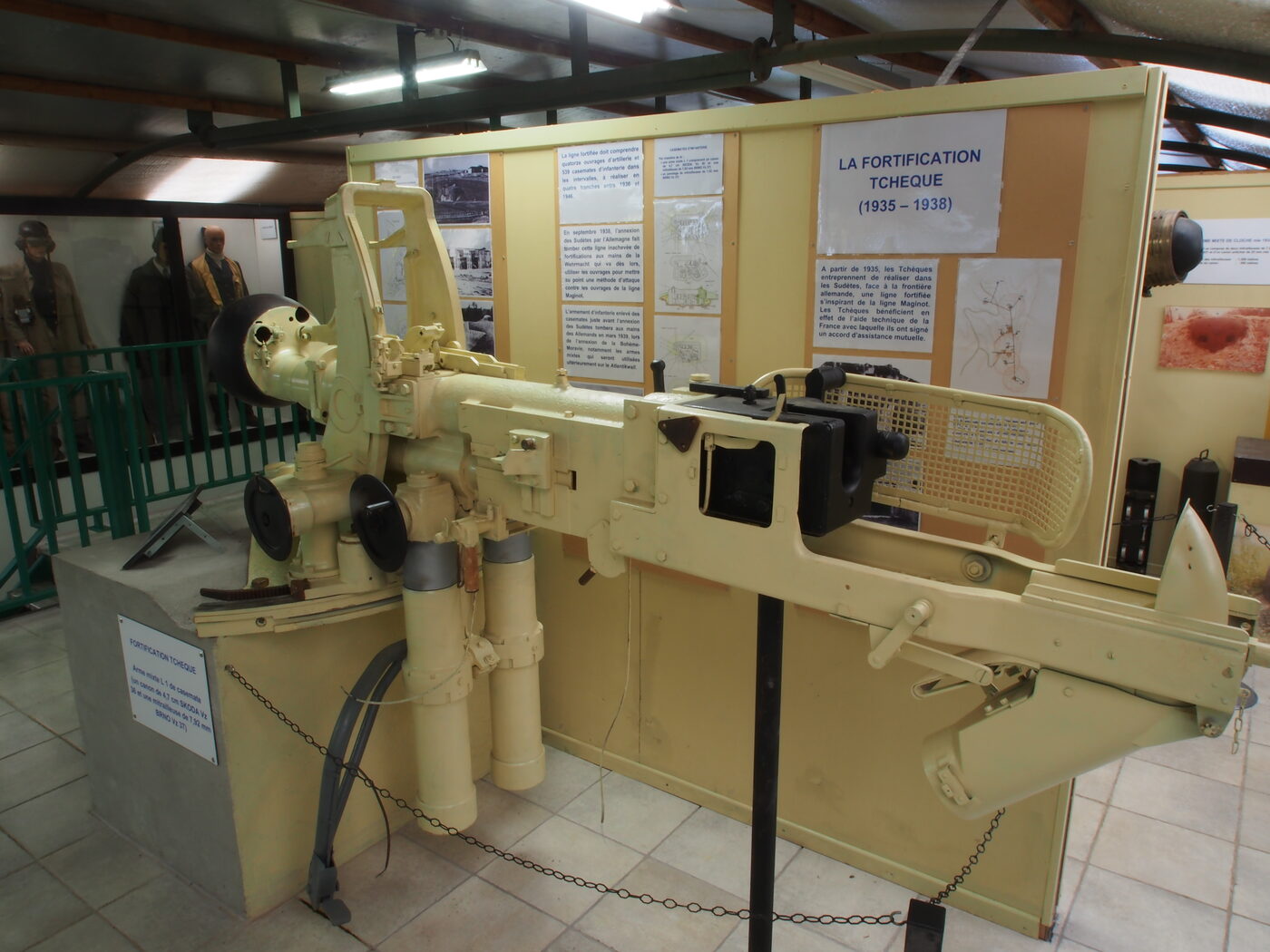 Ukořistěný čs. 4 cm kanón vz. 36 (vlevo) a TK vz. 37 / ZB-53 (vpravo) v expozici Fort de Fermont (Maginotova linie, Francie) — typická sestava zbraně L1 (foto AlfvanBeem, CC0, Wikimedia Commons)