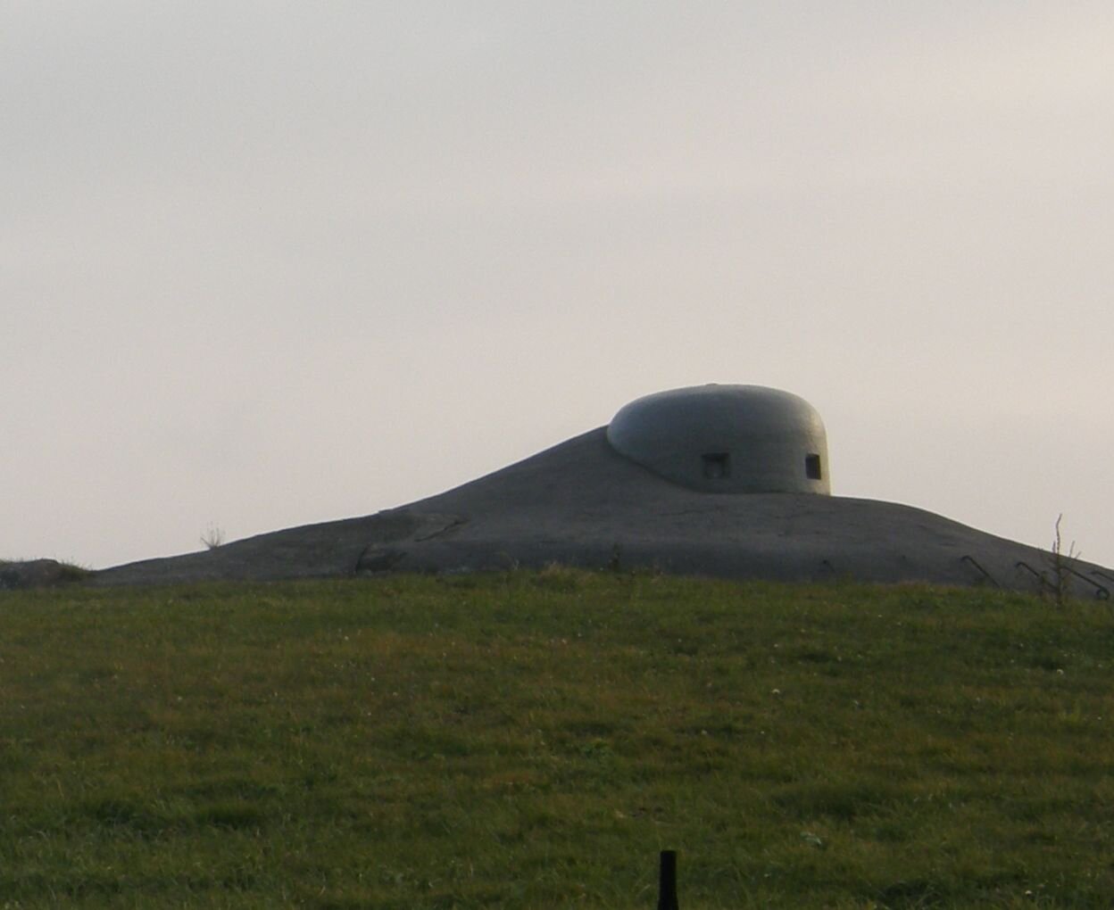 Pancéřový zvon na stropnici pěchotního srubu MO-S 19 „V aleji" (Darkovičky). Dodavatelem byla Vítkovická huť, Škoda nebo Třinec (foto Lasy, CC BY-SA 3.0, Wikimedia Commons)
